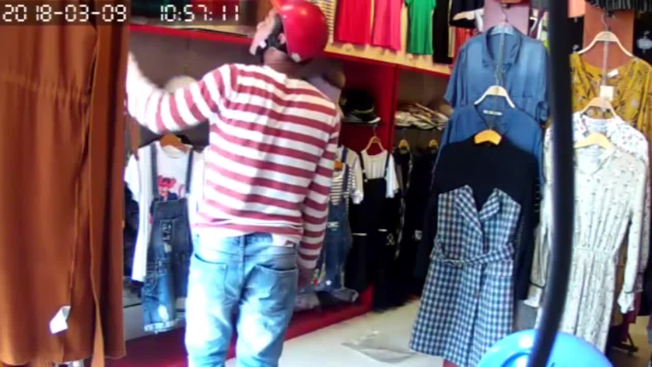 Clip: Người đàn ông dàn cảnh để bé trai trộm laptop trong shop quần áo