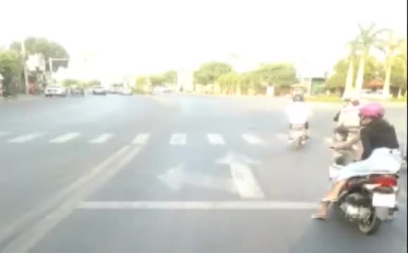 Clip: Thanh niên đánh võng trước đầu xe khách còn đòi đánh tài xế