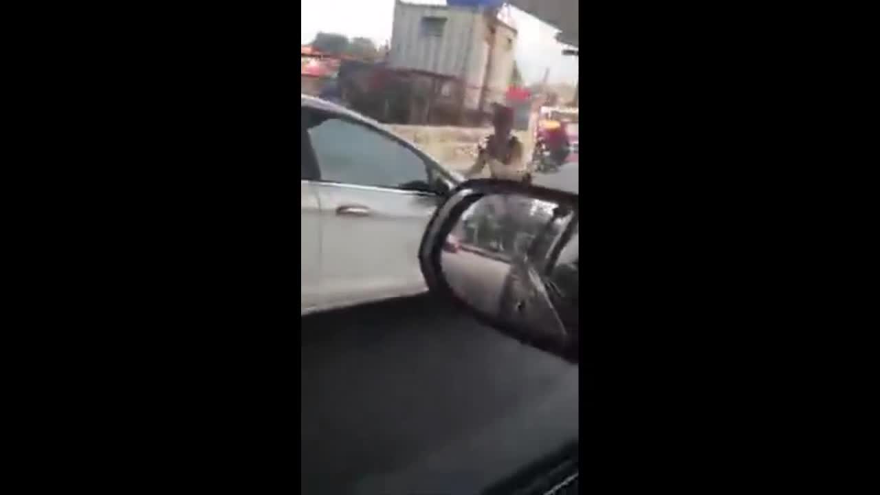 Xôn xao clip nữ tài xế lái xe ô tô vượt đèn đỏ đẩy lùi CSGT