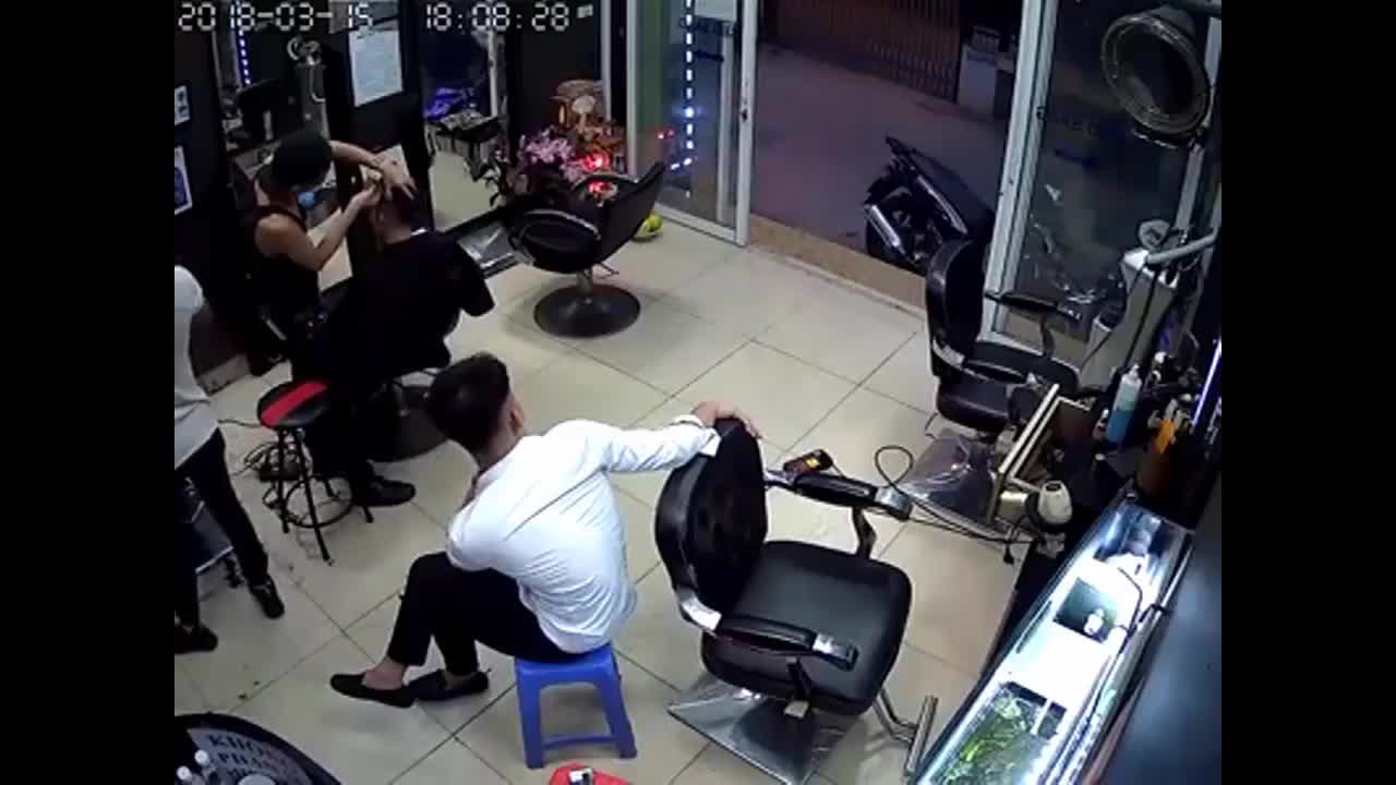 Nhóm côn đồ manh động rút súng bắn nhân viên tiệm cắt tóc 