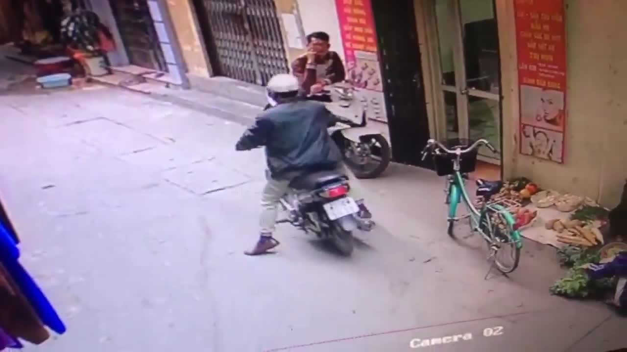 Clip: Người đàn ông thản nhiên móc trộm ví ngay giữa phố
