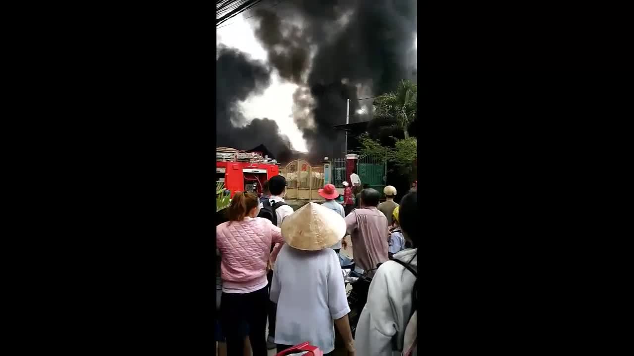Cháy xưởng giày ở Đồng Nai, khói bốc cao hàng chục mét