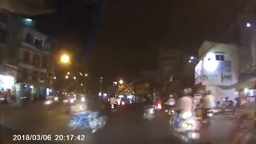 Người đàn ông chặn xe ô tô, đòi ăn vạ ngay giữa phố Sài Gòn