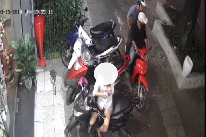 Clip: Thanh niên vờ mua hoa để đồng bọn bẻ khóa trộm xe máy