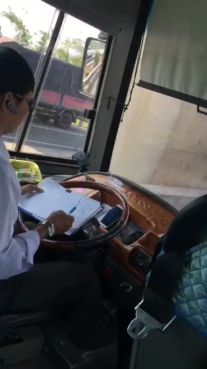 Xôn xao clip tài xế vừa lái xe vừa xử lý giấy tờ