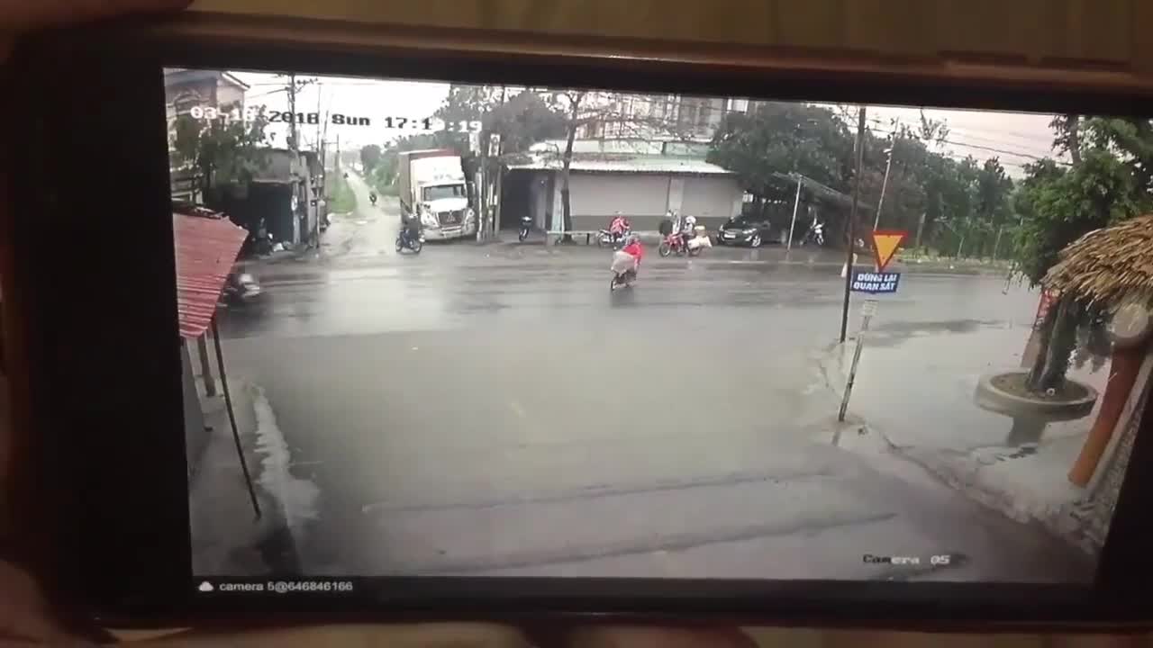 Clip: Qua đường không quan sát, người phụ nữ bị xe máy tông trúng