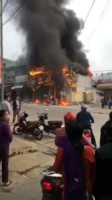 Cháy cửa hàng điện tử giữa trung tâm thị trấn Hòa Bình