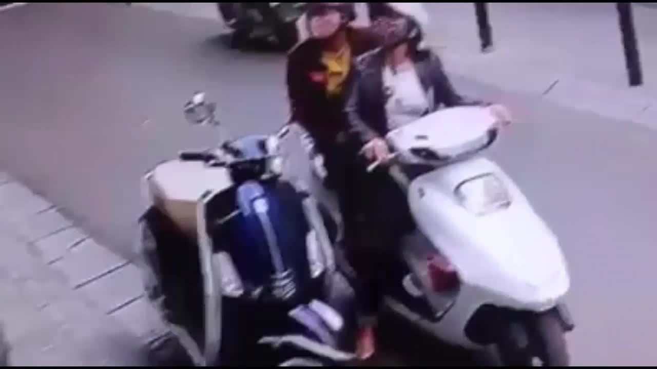 Hai người phụ nữ dàn cảnh, móc trộm túi xách ngay giữa phố Hà Nội