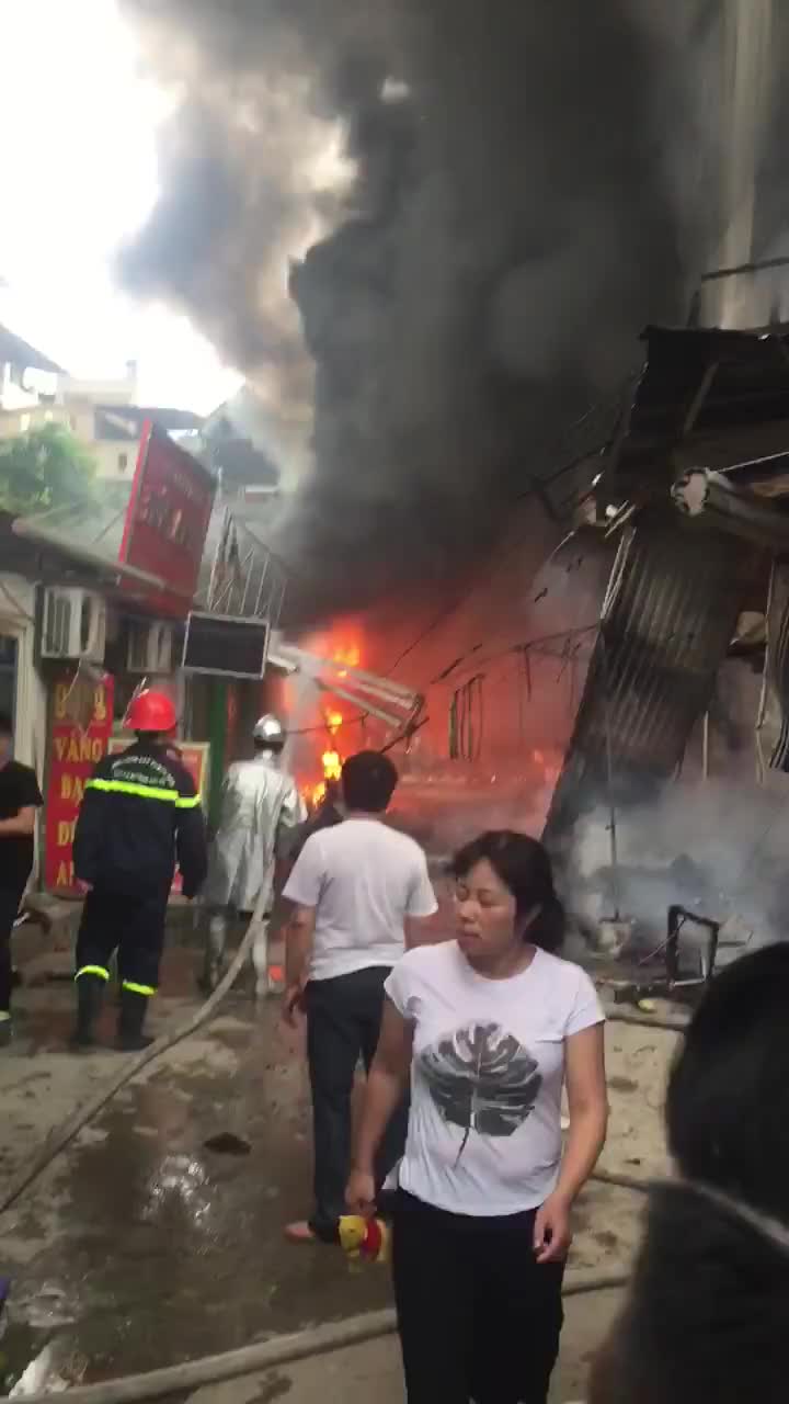 Cháy lớn ở chợ Quang, cột khói đen bốc cao hàng trăm mét 
