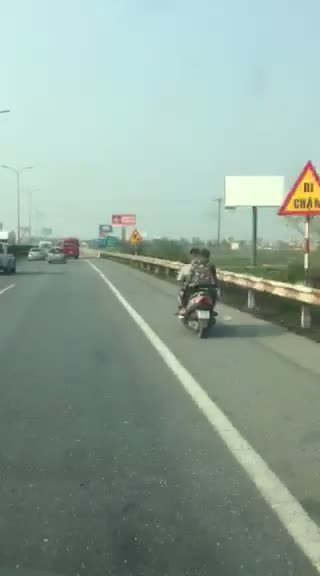 Clip: Hai thanh niên đầu trần chạy xe máy trên cao tốc Pháp Vân-Cầu Giẽ