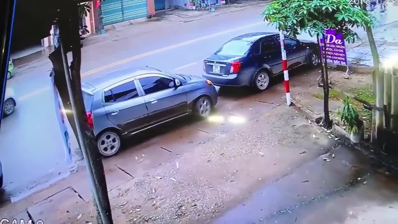 Xe tải mất lái húc văng hai ô tô con ở Thái Nguyên