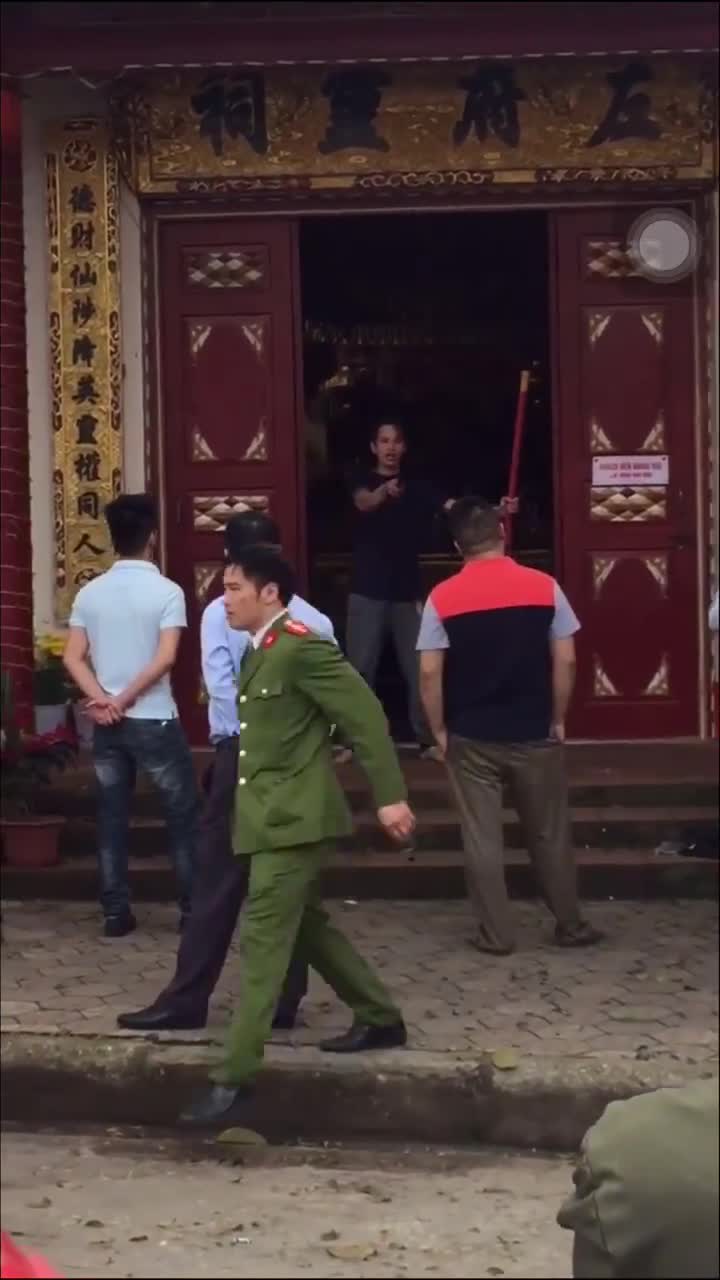 Clip: Thanh niên cầm dao đòi tự tử tại cửa Đền Tà Phủ