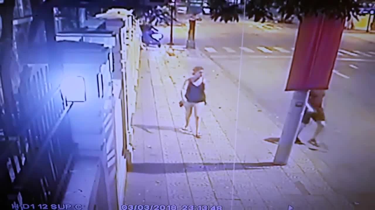 Du khách nước ngoài bị cướp giật túi xách khi đang đi bộ trên phố