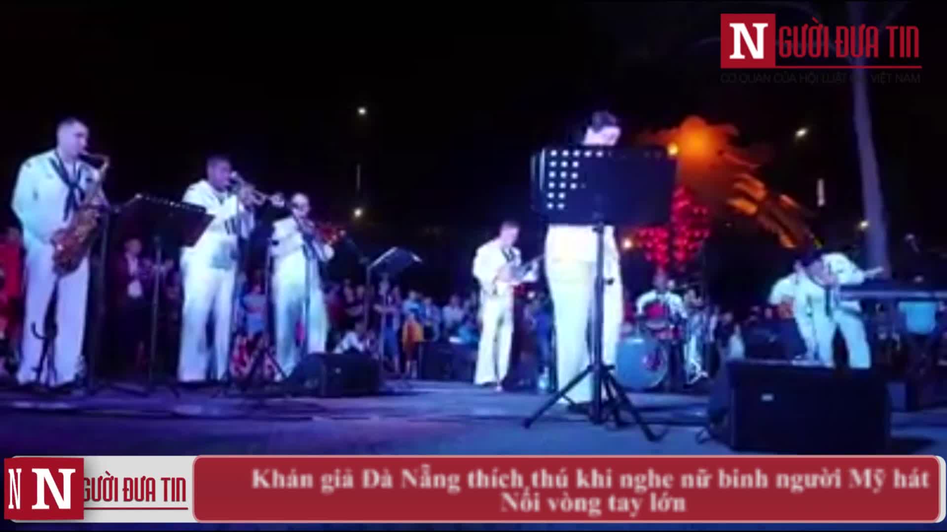 Khán giả Đà Nẵng thích thú khi nghe nữ binh người Mỹ hát Nối vòng tay lớn