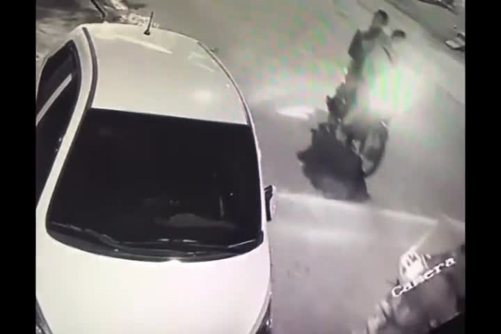 Clip: Trộm bẻ gọn 2 gương ô tô chỉ trong 10 giây ở Bắc Ninh