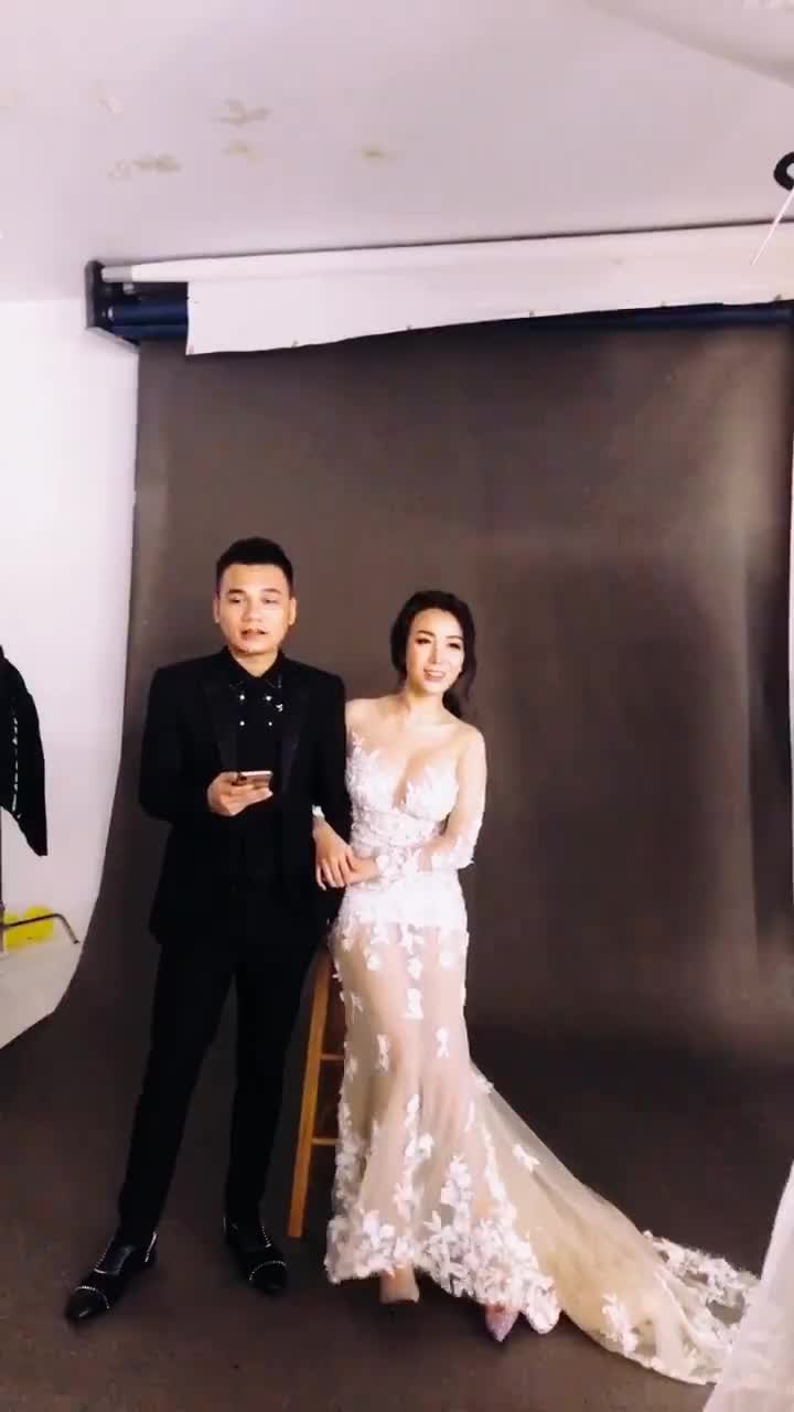 Khắc Việt hát Gọi tên em trong đêm tặng vợ lúc chụp ảnh cưới