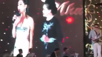 Khánh Ly thổi nến sinh nhật ngay trên sân khấu