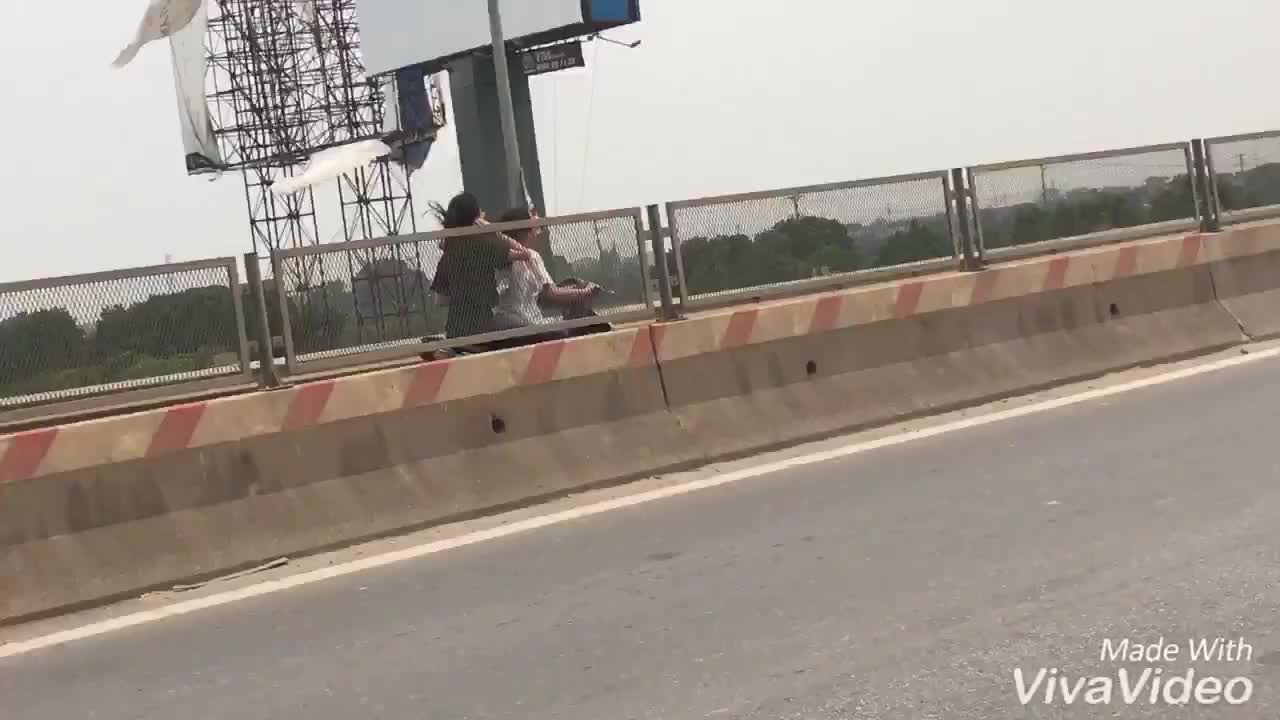 Thách thức thần chết, 2 cô gái phóng xe ngược chiều trên cao tốc 