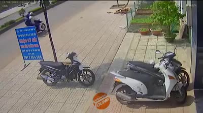 Trộm ngang nhiên bẻ khóa cuỗm xe máy giữa ban ngày