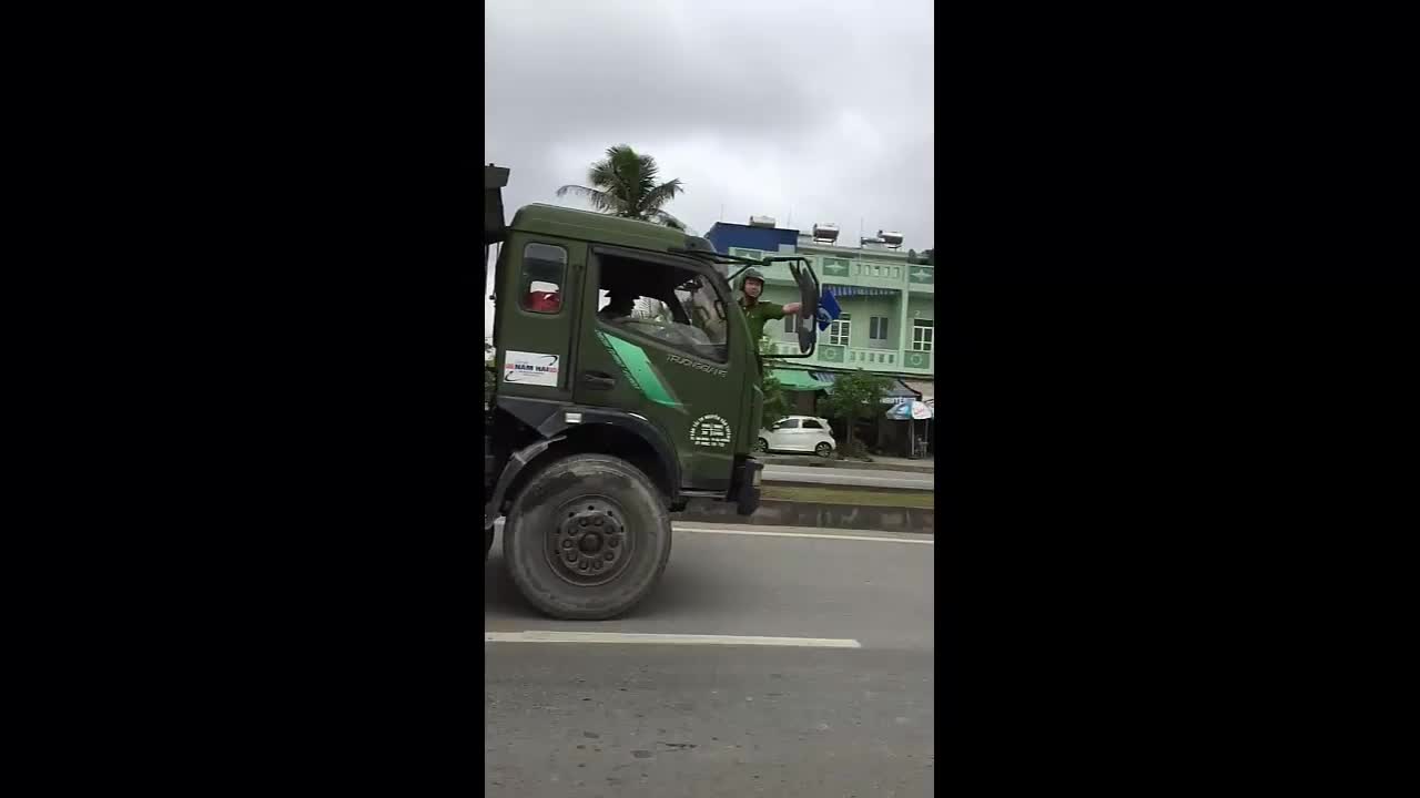 Xe tải Hiền Trang húc đổ, kéo lê xe CSGT trên đầu xe