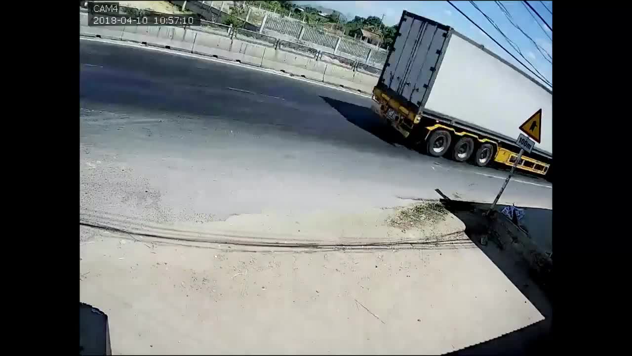 Khoảnh khắc xe tải tông trúng xe đầu kéo đang dừng bên đường