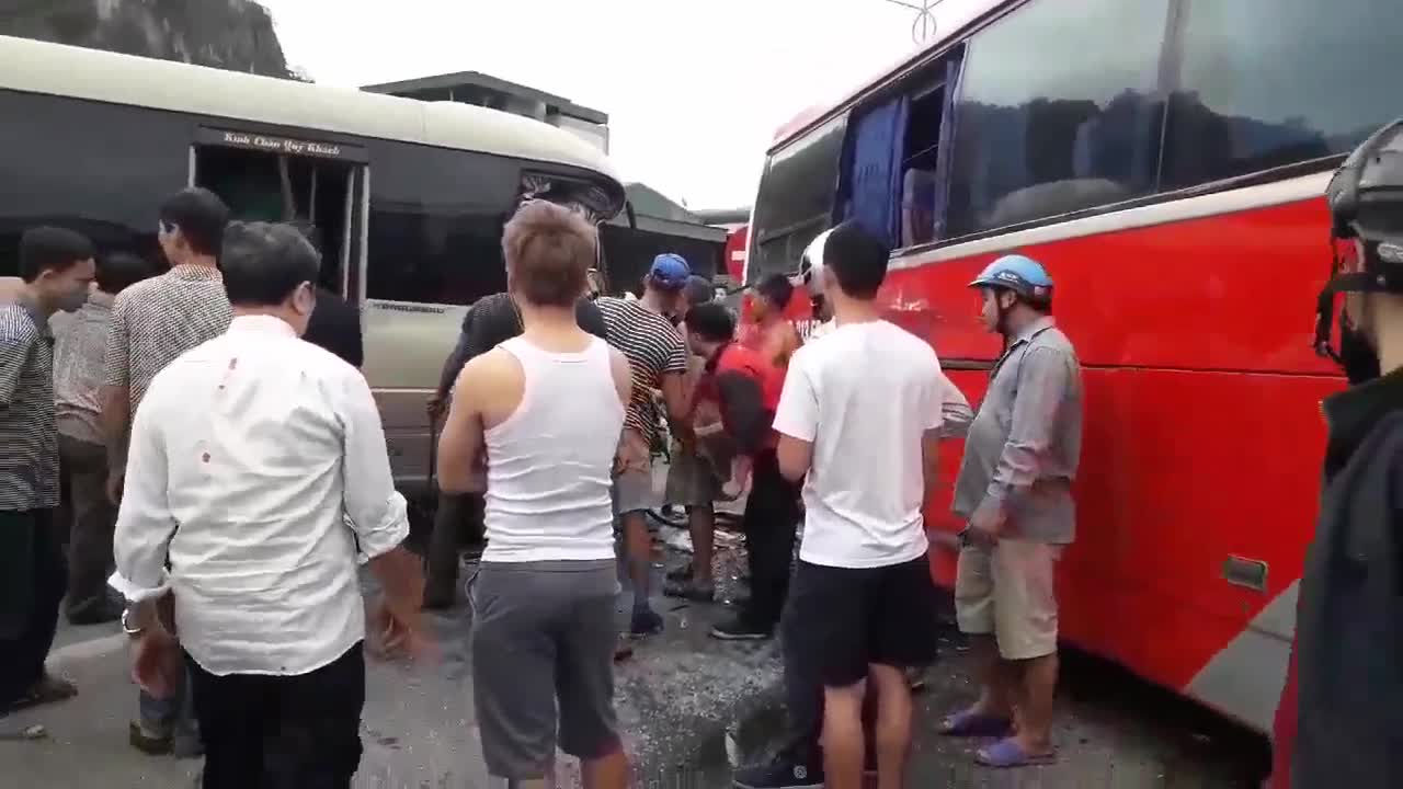 Tai nạn kinh hoàng ở Quảng Ninh, dân phá đầu xe giải cứu hành khách mắc kẹt