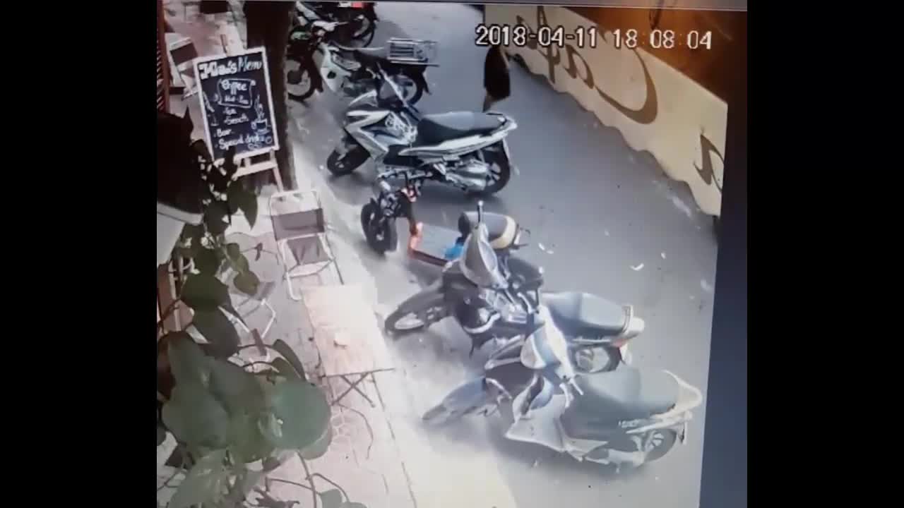 Người phụ nữ thản nhiên trộm xe đạp điện ngay giữa phố Hà Nội