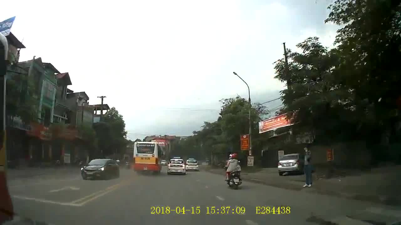 Hai xe buýt phóng nhanh, đua nhau chạy lấn làn ở Thái Nguyên