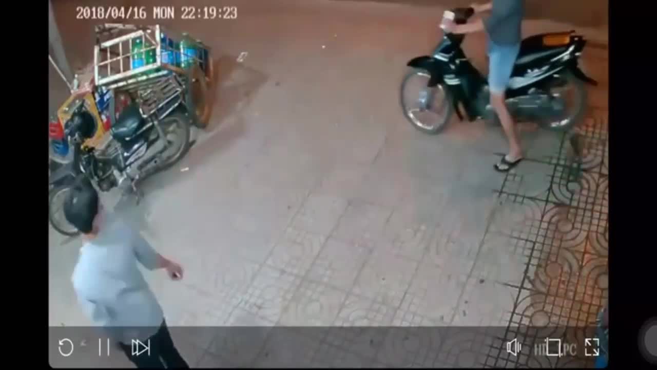 Hai thanh niên cố tình dàn cảnh để cướp một thùng bia