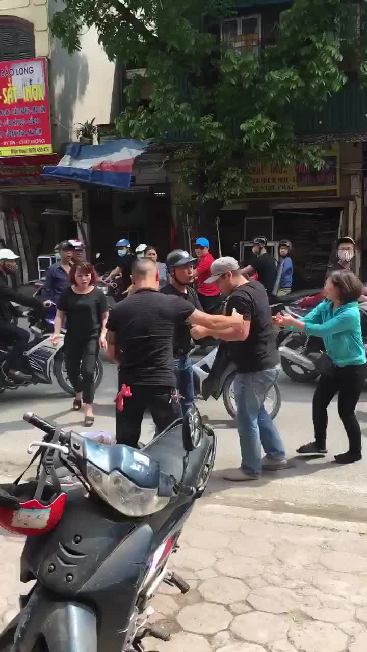 Clip người đàn ông đánh đập nam thanh niên giữa phố Hà Nội
