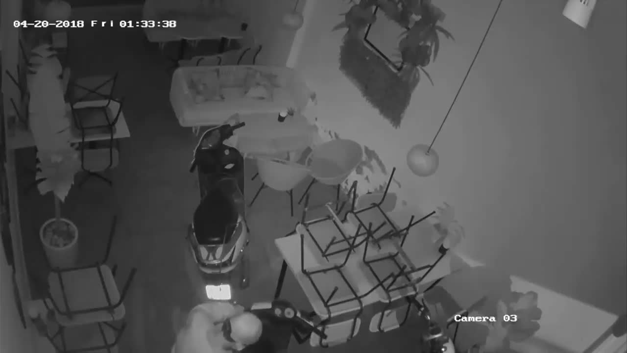 Clip: Trộm đột nhập vào quán cà phê, cuỗm 2 xe máy trong đêm