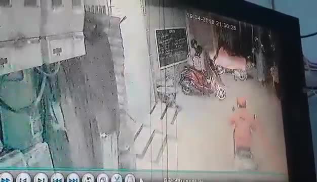 Clip: Hình ảnh vụ cướp từ camera an ninh tại cửa hàng