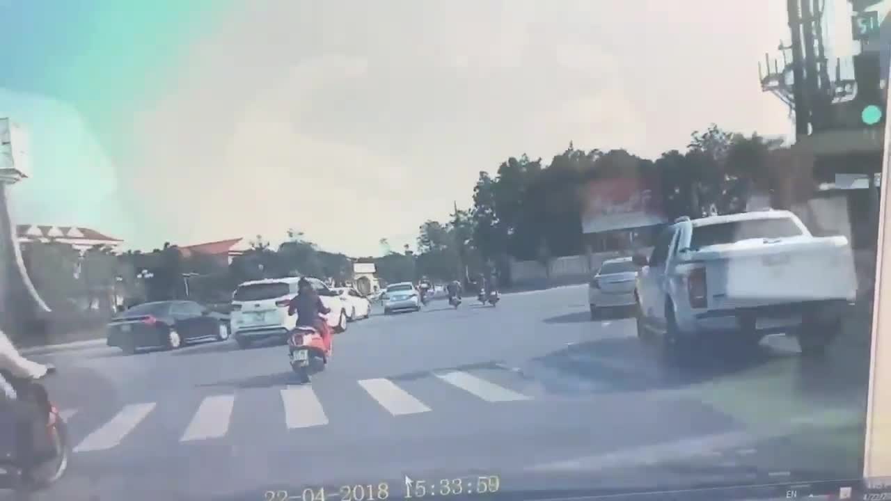 Clip: Xe bán tải cố tình vượt ẩu, hất tung xe máy ở Nghệ An
