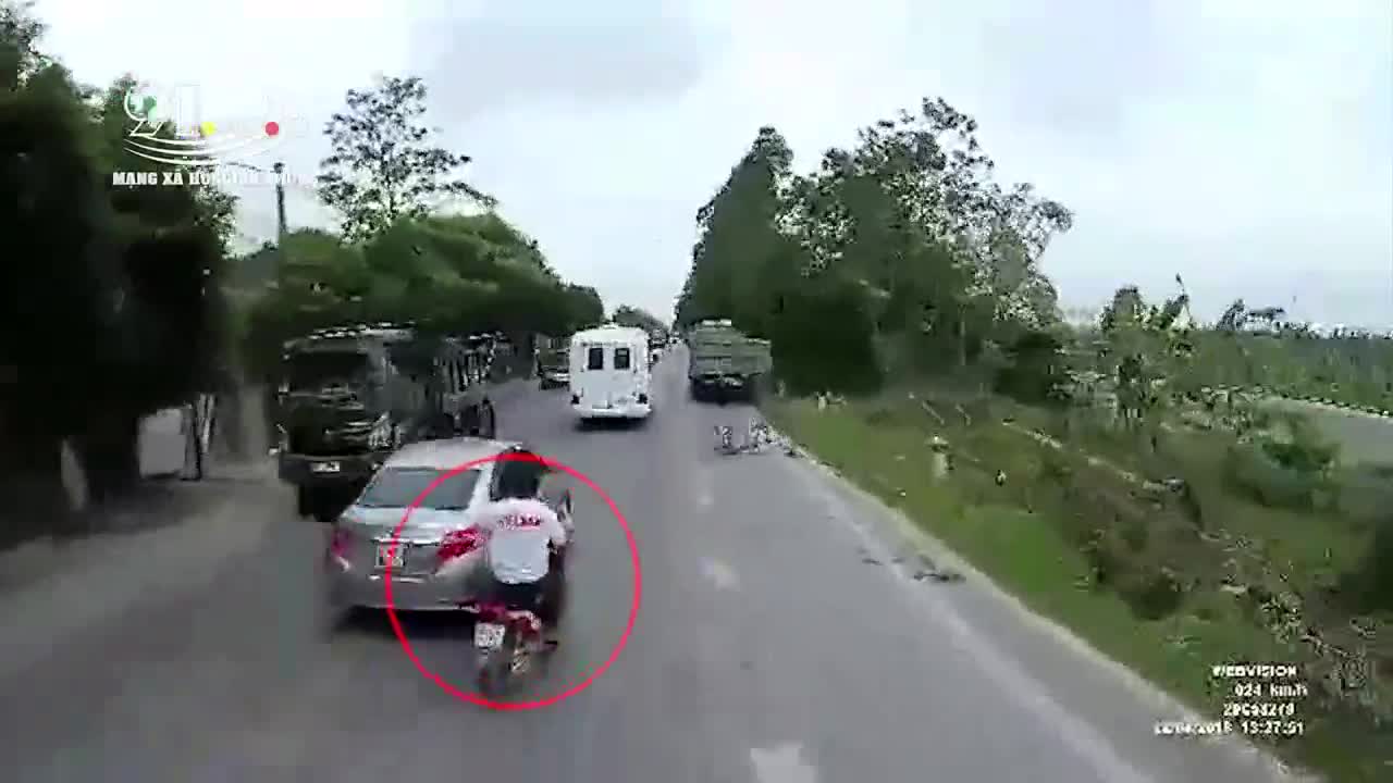Người đàn ông may mắn thoát chết khi tông thẳng vào đuôi xe tải