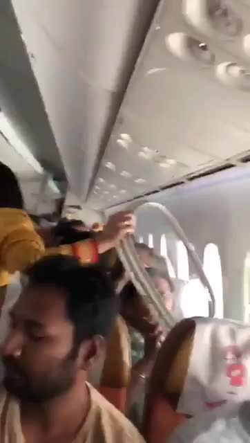 [Video] Máy bay Ấn Độ rụng cửa khi bay qua vùng nhiễu động