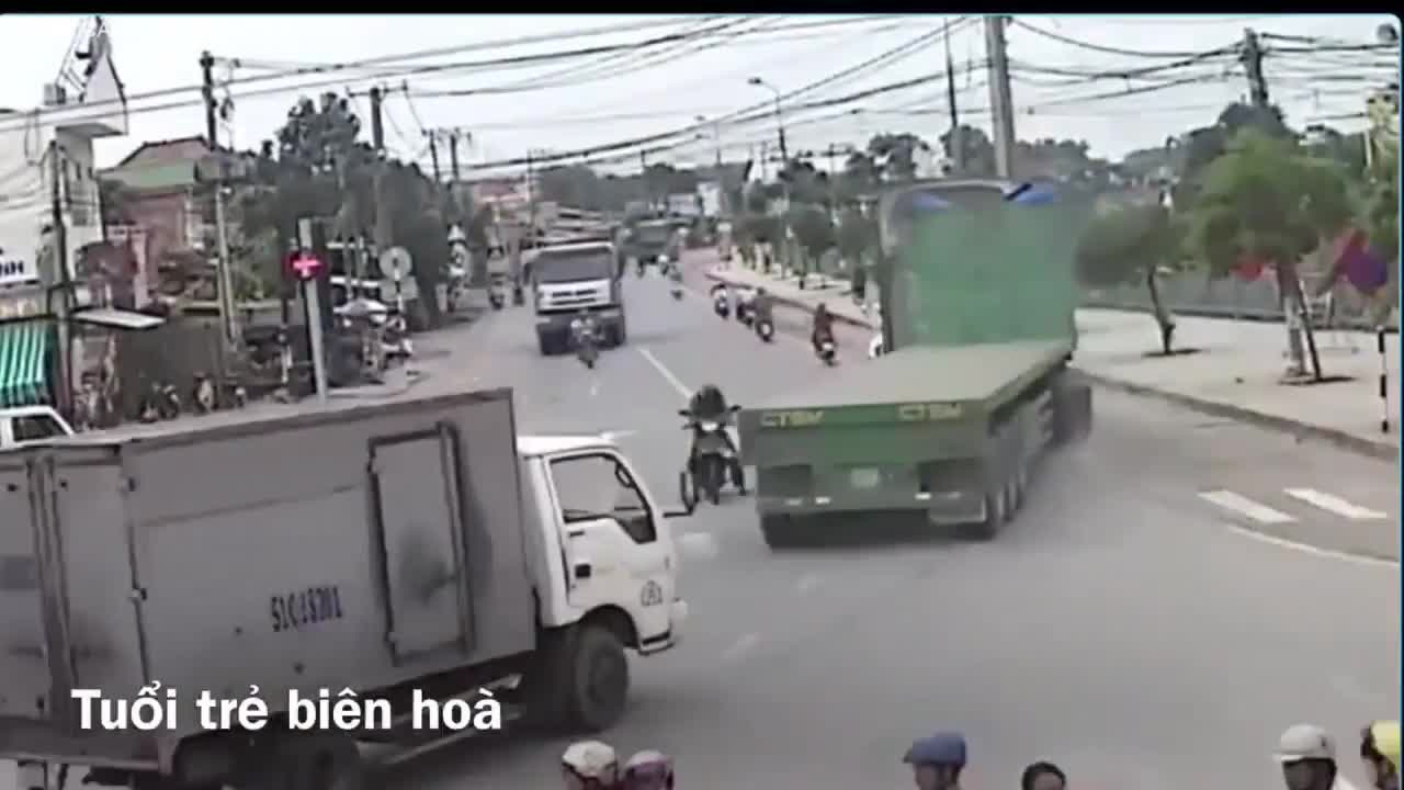 Hai xe tải rượt đuổi nhau trên phố khiến người đi đường hú vía