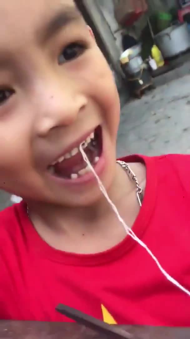 Màn nhổ răng bằng nỏ của hai bố con ở Lào Cai lên báo nước ngoài