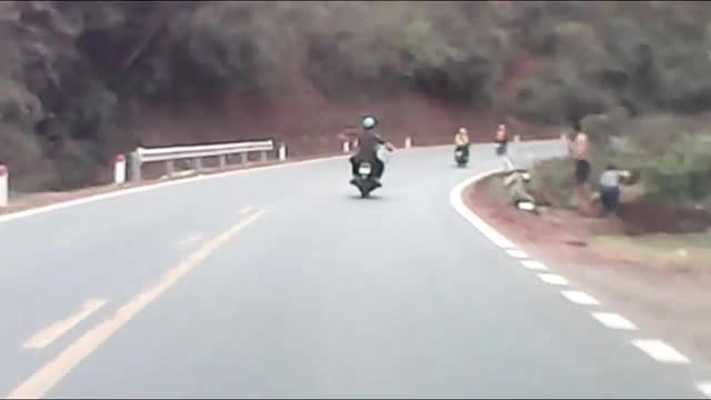 Bé trai sang đường đột ngột bất ngờ đốn ngã 2 người đi xe máy