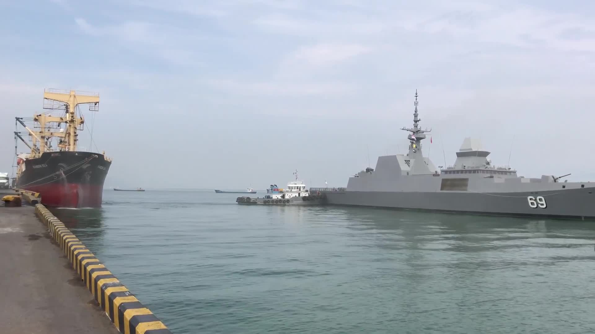 Khu trục “tàng hình” RSS INTREPID Singapore cập cảng Đà Nẵng