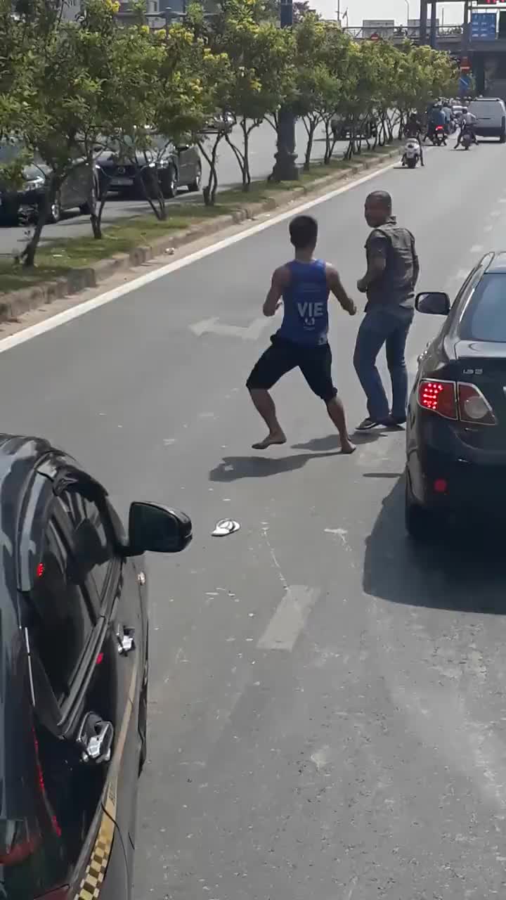 Va chạm, hai tài xế lao vào đánh nhau giữa phố Sài Gòn