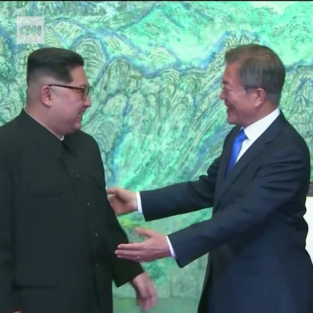 Cái ôm lịch sử giữa Tổng thống Moon Jae-in và nhà lãnh đạo Kim Jong-un