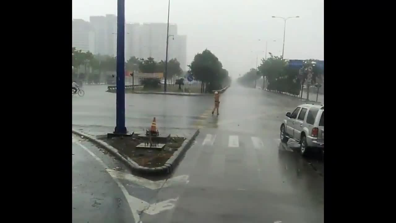  Ấm lòng cảnh CSGT đội mưa điều tiết giao thông trong ngày lễ 