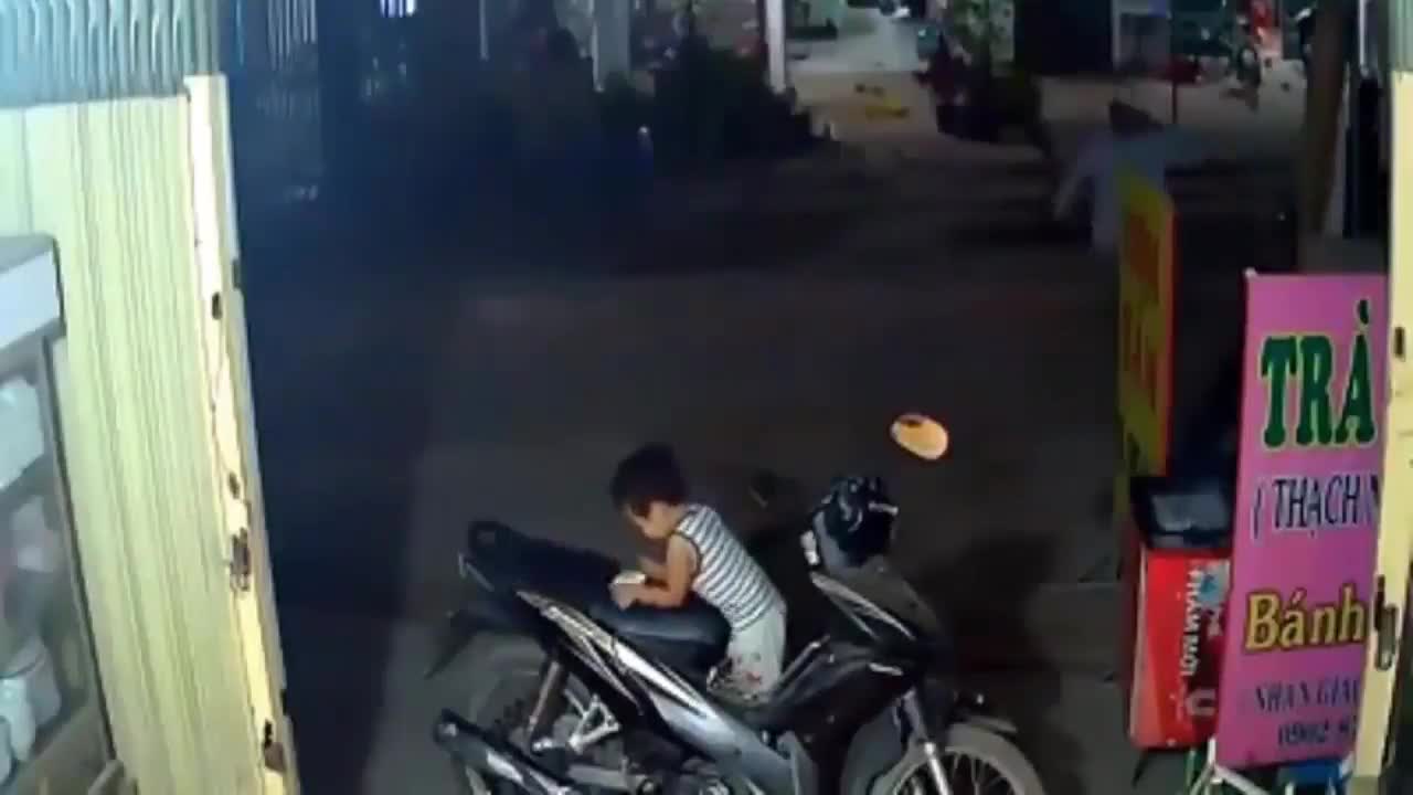 Đang chơi trước cửa nhà, bé trai bị trộm rút điện thoại trên tay