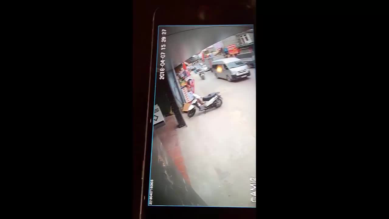 Clip: Hiện trường vụ ô tô tông vào taxi rồi hất văng 3 xe máy