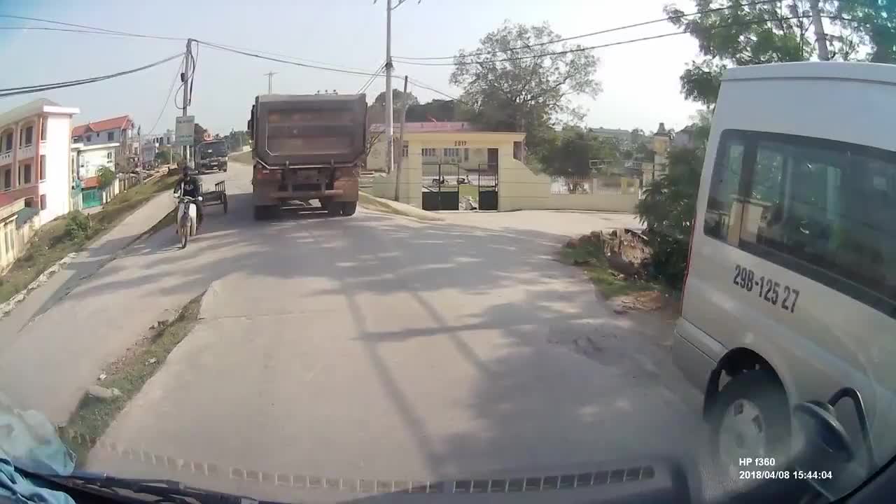Hai bé gái đột ngột lao ra trước đầu xe tải khiến tài xế 'đứng tim'
