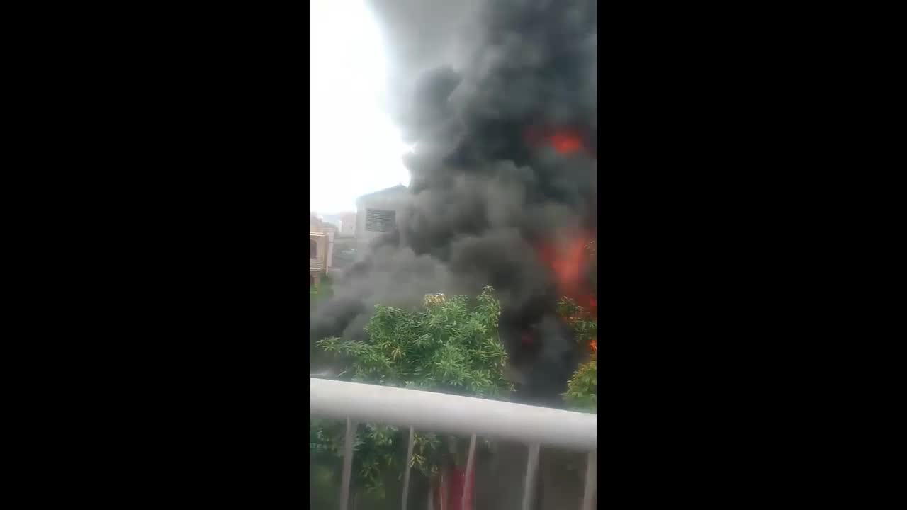 Lửa bốc cháy ngùn ngụt kèm theo tiếng nổ lớn ở chân cầu Vĩnh Tuy 