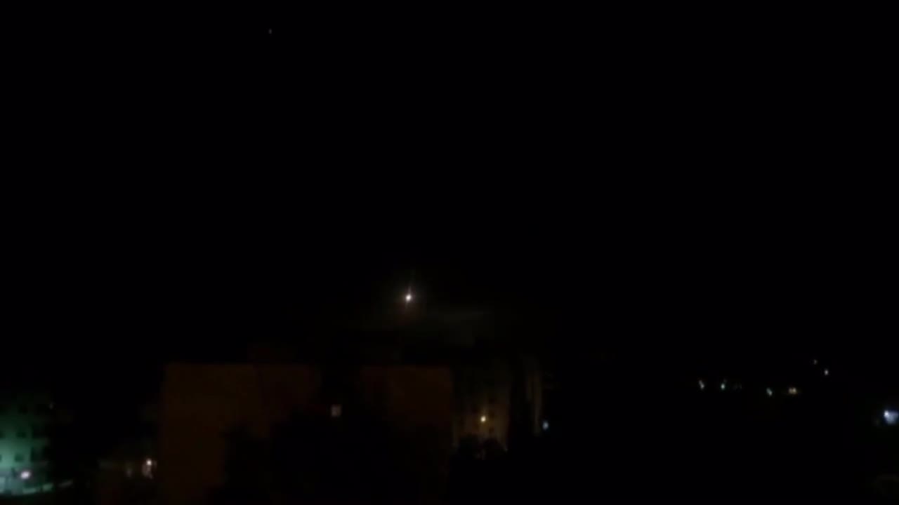 Tên lửa Israel nổ tung khi bị đánh chặn trên bầu trời Syria