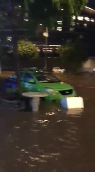 Clip: Ngập sau trận mưa lớn ở Hà Nội