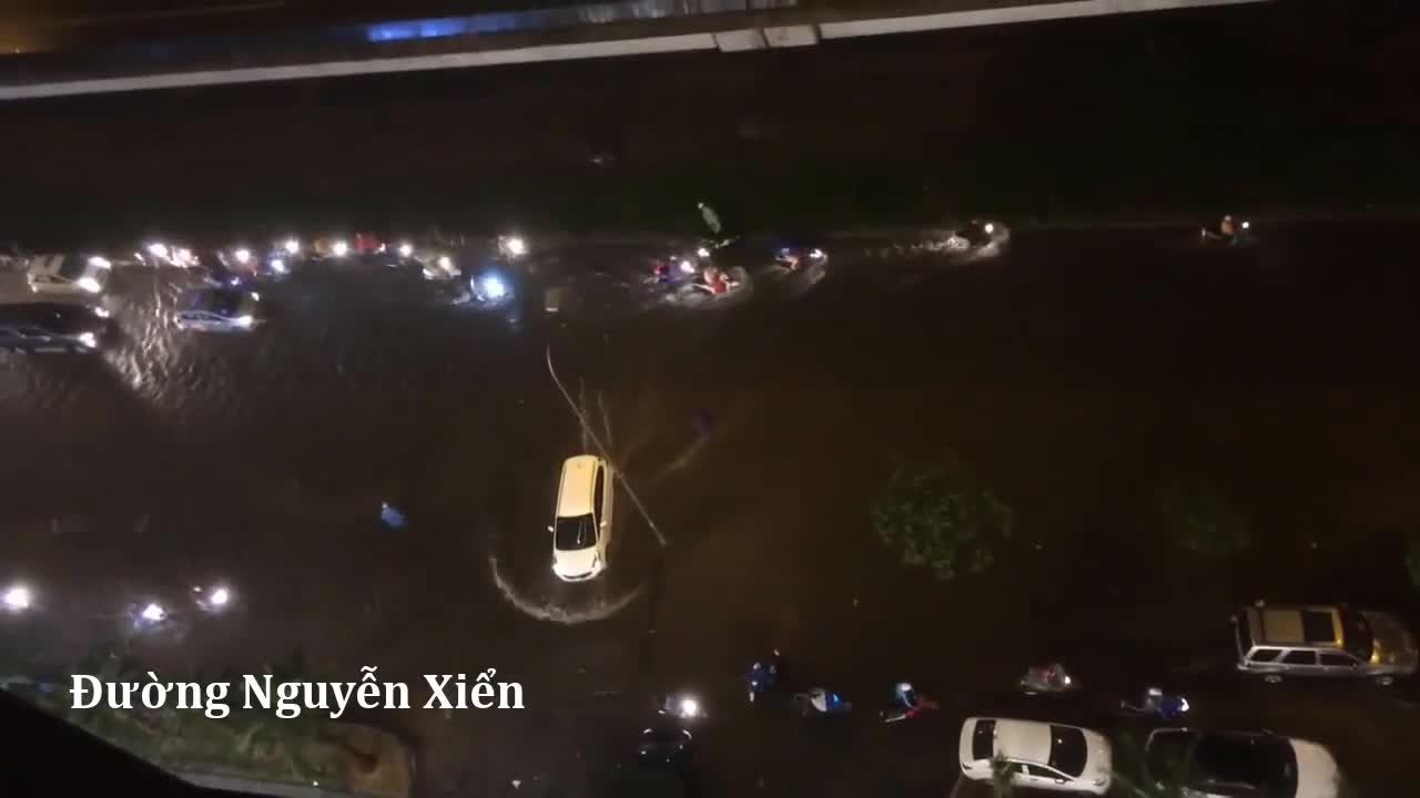 Hà Nội: Hàng loạt tuyến phố ngập sâu trong nước
