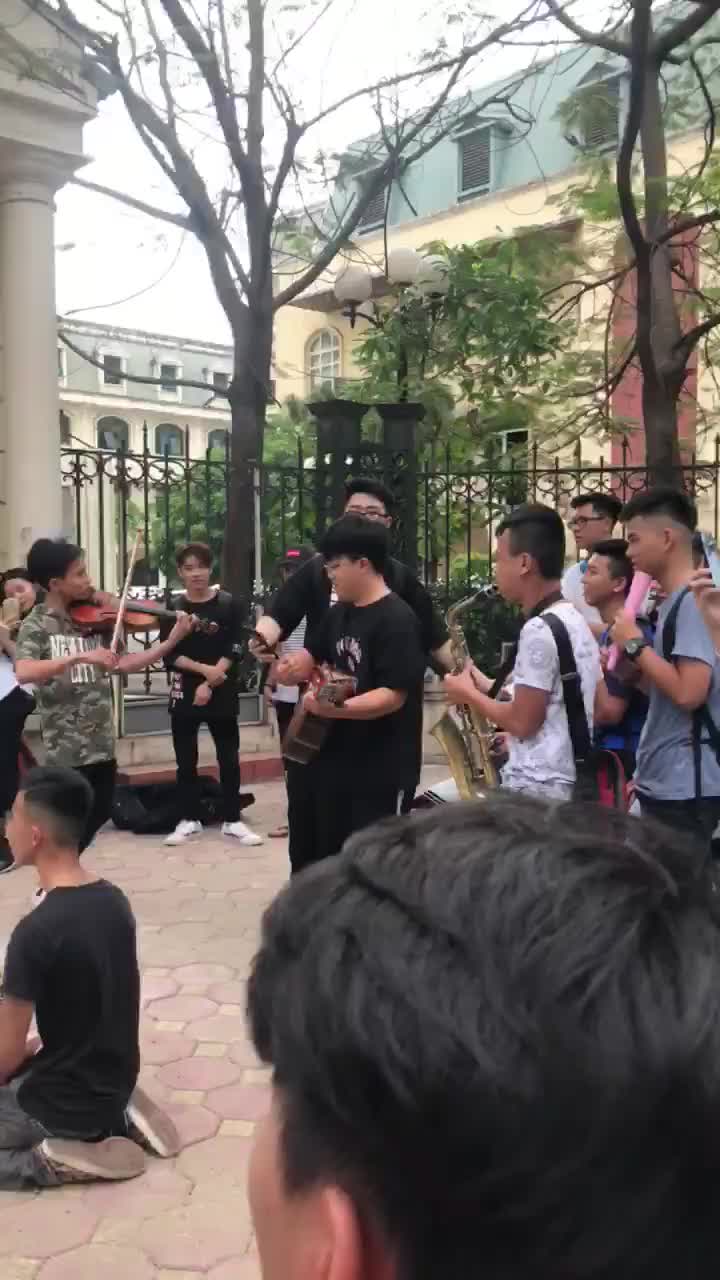 Thanh niên tỏ tình trước cổng Học viện âm nhạc quốc gia gây xôn xao